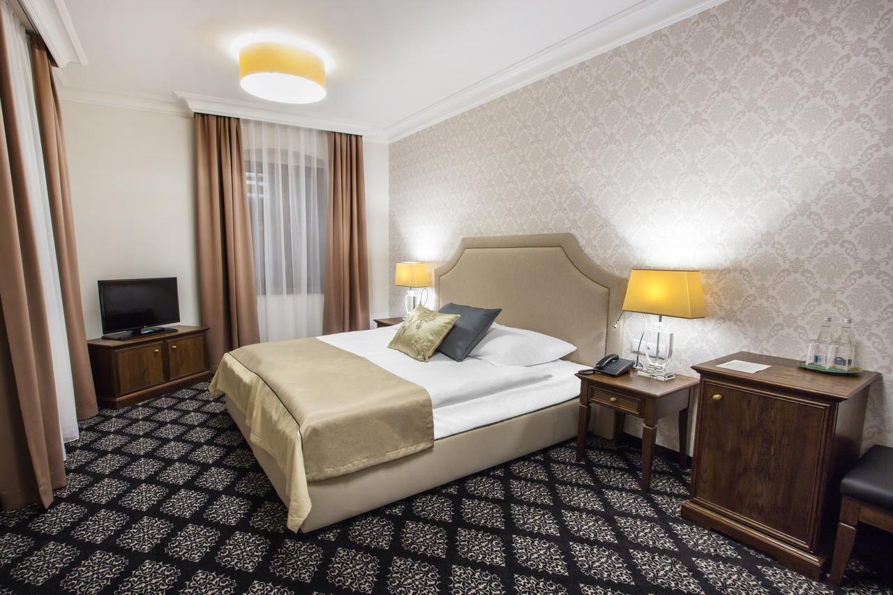 Hg Hotel Toszek Bagian luar foto