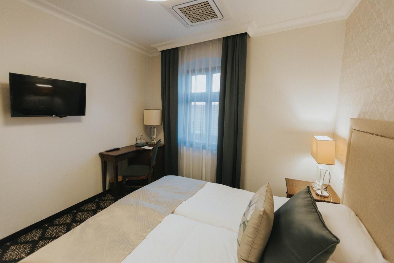 Hg Hotel Toszek Bagian luar foto