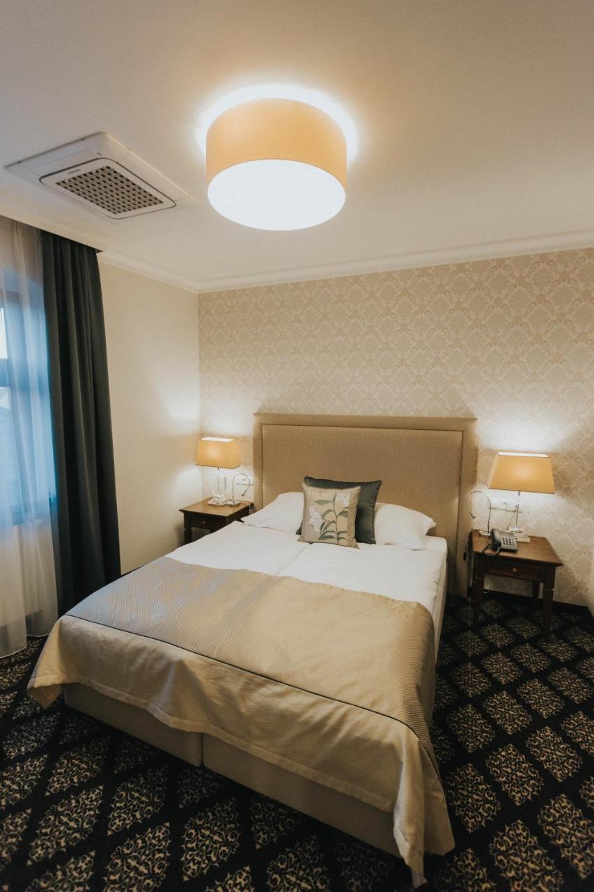 Hg Hotel Toszek Bagian luar foto